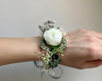 Bracelet fleur d'eucalyptus, bracelet de demoiselle d'honneur, bijoux fleurs vertes et blanches, accessoire de mariage des bois, corsage rustique pour mariée bohème
