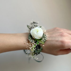 Eucalyptus  flower bracelet Bridesmaid bracelet Green and White flower jewellry Woodland wedding accessory Rustic wirst corsage Boho bridal