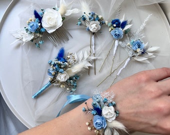 Lot d'épingles à cheveux bleu poussière en fleurs séchées pour une coiffure de mariage bohème. Peigne bleu océan pour bouquet de mariée.