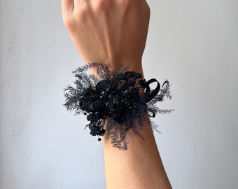 Zwarte trouwarmband Gotische corsage Bruidsmeisje trouwarmband Natuurlijke bloemenarmband Gedroogde bloemen polscorsage Zwarte meisjesarmband