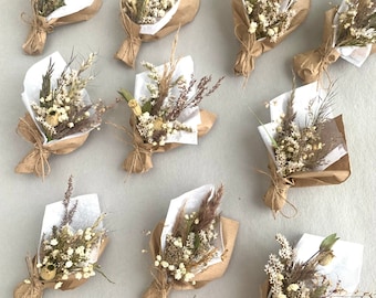 Wedding guest gifts Dried flowers Boho mini bouquet Boho weddingbouquet Babys breath Wrapped Small bouquet Table decor Wedding guest gifts