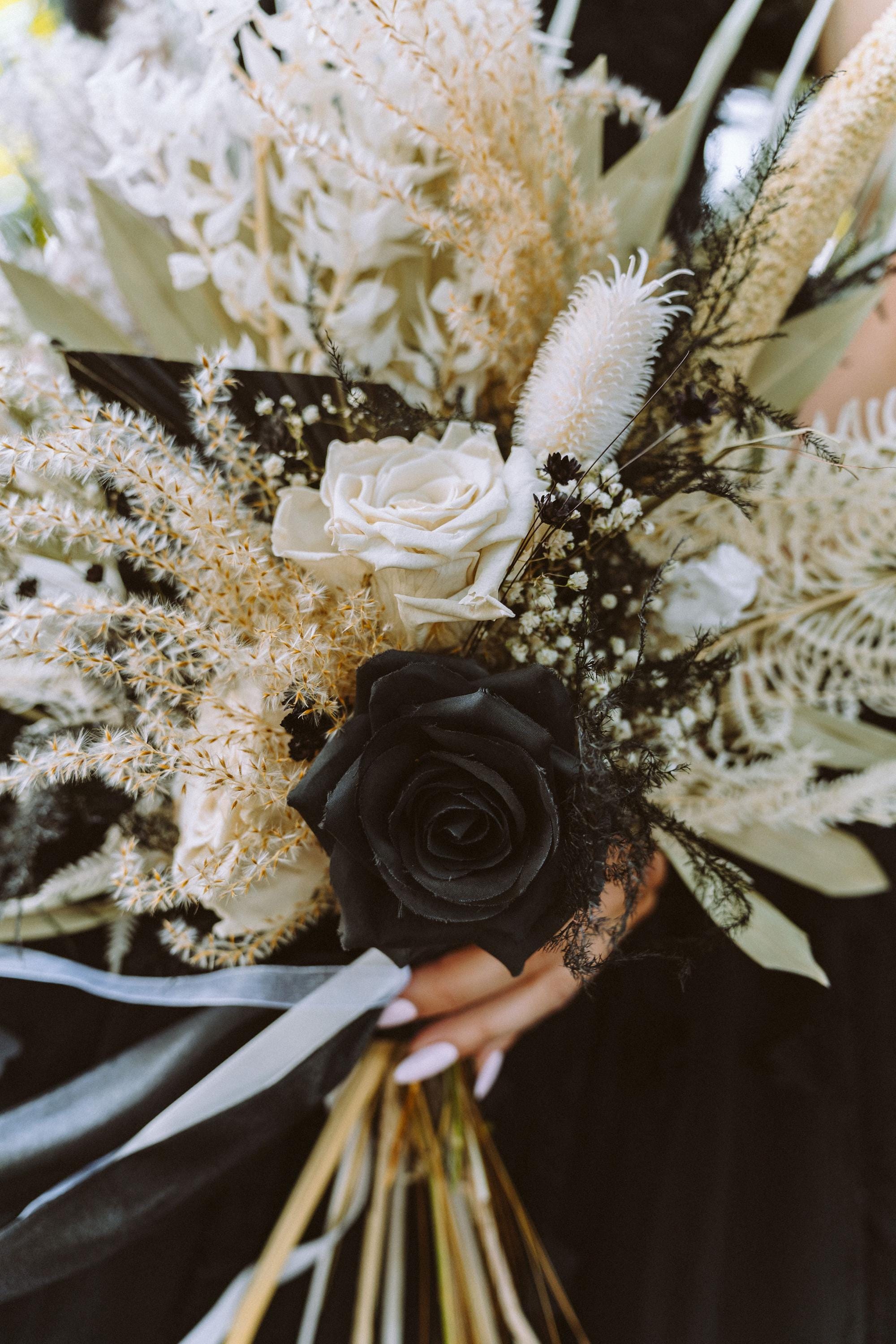 Bouquet da sposa rosso-nero, bouquet da sposa gotico, fiori da sposa di Halloween - Italia