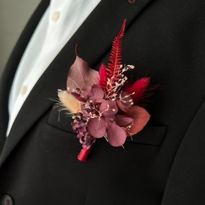 Ramo de flores rosa burdeos, ojal de flores rojas, flores secas para boda, ramo de flores pequeño, ramo de flores de boda Dall, boutonnière para novios.