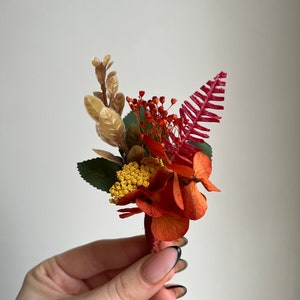 Boho rost terrakotta boutonnière Burnt orange boutonnières Herbst Herbst Hochzeit Mini Bouquet Getrocknete Bräutigam Boutonnière Greenery wedding boho