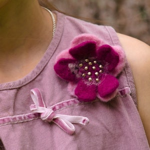 Vilten bloemenbroche: paarse wollen speld, milieuvriendelijk kledingaccessoire