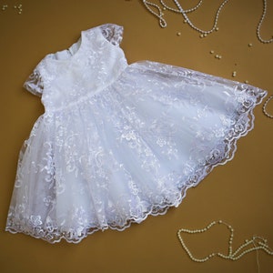 Taufkleid aus Spitze: Mit Baumwolle gefüttertes Taufkleid