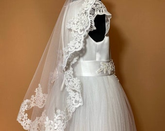 Eerste communiesluier kant: mantilla met kam (26 inch)