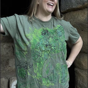 Camiseta de chico grande y verde enojado