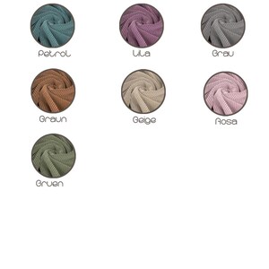 K&ouml;nnte beinhalten: Eine Sammlung von Stoffmustern in verschiedenen Farben, jeweils in einem kreisf&ouml;rmigen Rahmen dargestellt. Farben sind Petrol, Lila, Grau, Braun, Beige, Rosa und Gruen. Jedes Muster hat eine gerippte Textur, und die Farbbezeichnungen stehen darunter.