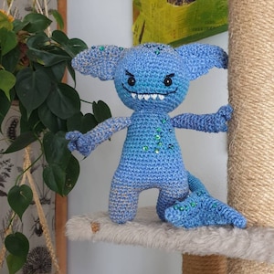 Crochetpattern: Vibrant Monster, stuffed animal, amigurumi, with pailletten and beads.