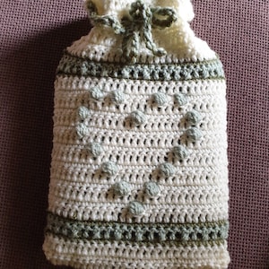 Crochet pattern: Hotwaterbottle cozy with bobble heart