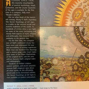 Pode incluir: A capa do livro The Secret Teachings of All Ages apresenta uma ave f&ecirc;nix e um homem em p&eacute; sobre uma rocha com uma lan&ccedil;a. O livro &eacute; um cl&aacute;ssico desde 1928 e &eacute; uma enciclop&eacute;dia completa de mitologia, rituais, simbolismo e mist&eacute;rios arcanos da antiguidade.
