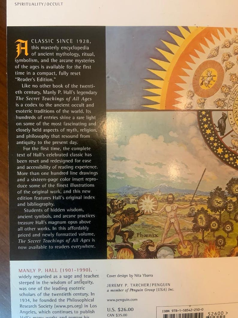 Pode incluir: A capa do livro The Secret Teachings of All Ages apresenta uma ave f&ecirc;nix e um homem em p&eacute; sobre uma rocha com uma lan&ccedil;a. O livro &eacute; um cl&aacute;ssico desde 1928 e &eacute; uma enciclop&eacute;dia completa de mitologia, rituais, simbolismo e mist&eacute;rios arcanos da antiguidade.