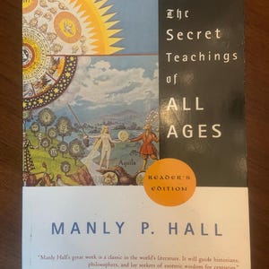Pode incluir: A capa do livro Os Ensinamentos Secretos de Todas as Eras de Manly P. Hall. A capa apresenta uma ilustra&ccedil;&atilde;o colorida de um sol, uma &aacute;rvore e duas figuras. O t&iacute;tulo do livro est&aacute; em um quadro preto com letras douradas. O livro &eacute; uma edi&ccedil;&atilde;o para o leitor.
