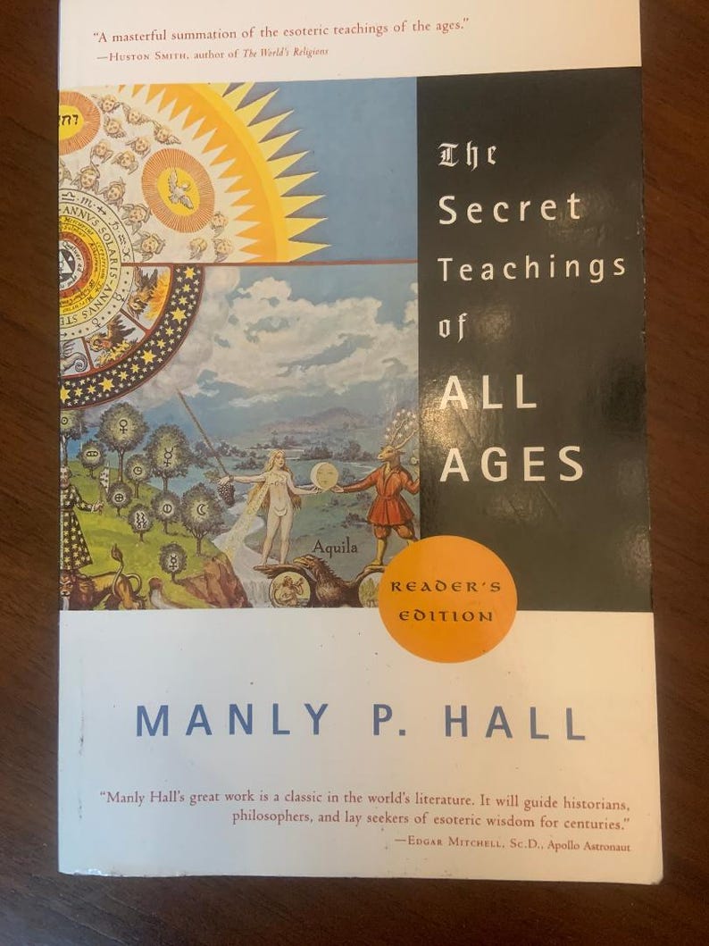 Pode incluir: A capa do livro Os Ensinamentos Secretos de Todas as Eras de Manly P. Hall. A capa apresenta uma ilustra&ccedil;&atilde;o colorida de um sol, uma &aacute;rvore e duas figuras. O t&iacute;tulo do livro est&aacute; em um quadro preto com letras douradas. O livro &eacute; uma edi&ccedil;&atilde;o para o leitor.