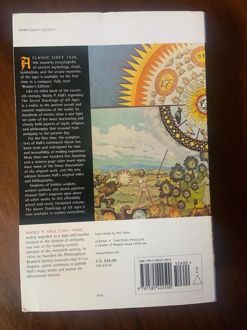 Pode incluir: A contracapa de um livro de bolso intitulado "The Secret Teachings of All Ages" de Manly P. Hall. A capa apresenta uma ilustra&ccedil;&atilde;o colorida de uma f&ecirc;nix que surge das chamas, cercada por um sol com uma aur&eacute;ola radiante de luz. O livro &eacute; um cl&aacute;ssico desde 1928 e &eacute; uma enciclop&eacute;dia completa de mitologia antiga, rituais, simbolismo e mist&eacute;rios arcanos.