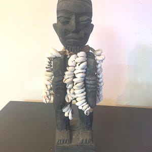 Estatua espiritual tradicional yoruba auténtica de 100 conchas de cauri Ere Esu Aje de 11 pulgadas de alto