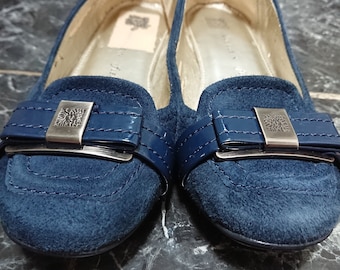Zapatos de gamuza azul oscuro talla 6 de EE. UU. para mujer, parte superior de cuero genuino, tacón bajo, estilo rockabilly, charol azul marino, lazo, calcomanía de metal plateado.