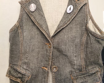 small Denim vest NO DOUBT back patch, two pockets, brass buttons, adjustable waist buckle, old school punk dark gray blue, gold thread