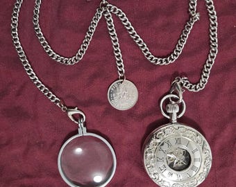 Conjunto de reloj de bolsillo mecánico esqueletizado cromado con cadenas dobles Albert, llavero con moneda de chelín de 1951 y monóculo incluidos - estilo steampunk/formal