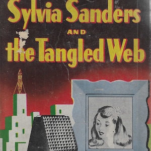 Op de afbeelding: Een vintage boekomslag met een gele en rode titel "Sylvia Sanders en het Verwarde Web" met een zwart-witfoto van een vrouw in een lijst en een zwarte microfoon op de voorgrond. De tekst "Door R.L. Radford" staat onderaan de omslag.