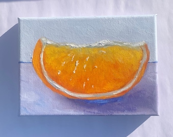 Puede incluir: Una pintura de una rodaja de naranja sobre un fondo morado. La naranja está pintada de forma realista con textura y detalles visibles.