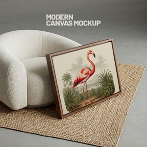Puede incluir: Una impresión en lienzo enmarcada con un flamenco rosa en un entorno tropical. La obra de arte se muestra sobre una alfombra tejida junto a un sillón blanco curvado. Las palabras "MODERN CANVAS MOCKUP" están en la parte superior.