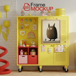 Kinderzimmer Rahmen Mockup auf Gelber Schranktür, Kinderzimmer Wand Kunst Display, Verspielte Kinder Dekor Szene, Wunderliches Poster Mockup A4 A3 PSD