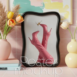 Pode incluir: Uma maquete de pôster rosa com um par de botas rosa de salto alto e um copo de martini. O pôster está em uma moldura preta ondulada, com vasos de flores em ambos os lados. O texto "Poster mockup" é visível.