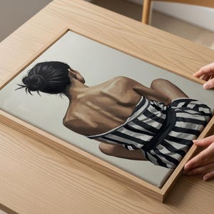 Flytande inramad canvastavla, händer som håller konst (PSD)