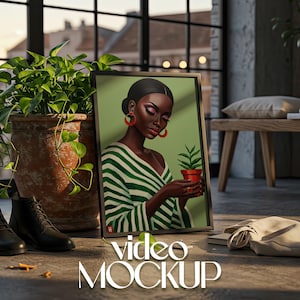 Puede incluir: Una impresión artística enmarcada que presenta a una mujer con una camiseta a rayas verdes y blancas sosteniendo una pequeña planta en maceta. La obra de arte está sobre un fondo verde. La imagen es parte de una maqueta de video, con el texto "video MOCKUP" en la parte inferior.