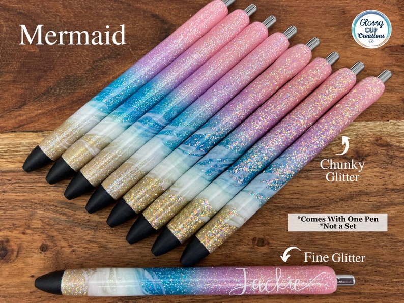 Puede incluir: Un conjunto de diez bol&iacute;grafos con tem&aacute;tica de sirena con un degradado de purpurina rosa, azul y blanca. Los bol&iacute;grafos tienen un acabado de purpurina gruesa y un acabado de purpurina fina. El texto "Mermaid" y "Glossy Cup Creations Co." es visible en la imagen. El texto "Chunky Glitter", "Fine Glitter" y "*Comes With One Pen *Not a Set" tambi&eacute;n es visible en la imagen.