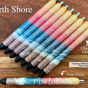Puede incluir: Un conjunto de diez bol&iacute;grafos con purpurina y un dise&ntilde;o marmoleado. Los bol&iacute;grafos tienen un degradado de purpurina rosa, azul y blanca. Los bol&iacute;grafos est&aacute;n etiquetados como "North Shore" y "Mrs. Williams".