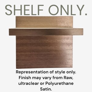 K&ouml;nnte beinhalten: Ein Holzregal mit einer hellbraunen Oberfl&auml;che. Der Text "SHELF ONLY." wird &uuml;ber dem Regal angezeigt. Der Text "Representation of style only. Finish may vary from Raw, ultraclear or Polyurethane Satin." wird unter dem Regal angezeigt.