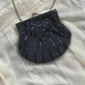 Vintage Silber Abend Handtasche | Retro-Stil Perlen Handtasche | Art-Deco-Stil Muschel-Clutch mit Kettenriemen