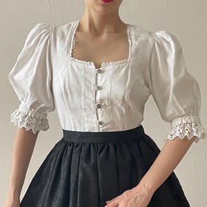 Vintage Bluse mit Spitze und süßen Metallknöpfen | Weißes Baumwollhemd im Retro-Stil | Österreichische Bluse mit Puffärmeln | Einheitsgröße XS/S/M