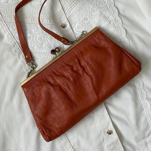 Vintage ginger leather handbag | 1970s 1960s Retro style shoulder bag | Classic Style clutch