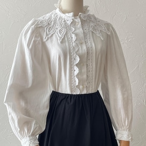 Vintage blouse with laced collar | Retro style white shirt | Vintage blouse with puff sleeves and heart shape buttons | size XS/S