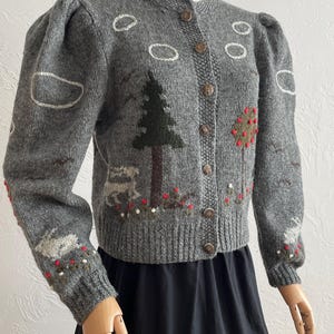 Vintage handgebreid vest met pofmouwen, verhaalborduurwerk en originele knopen | Oostenrijkse grijze handgeborduurde trui | Maat M/L