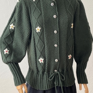 Vintage Oostenrijks vest met bloemenborduursel en metalen knopen | Geborduurde trui in retrostijl | Groen gebreid vest | Maat M/L