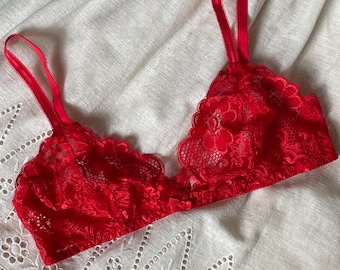 Sujetador vintage de encaje rojo / Lencería romántica Triumph / Bralette rojo estilo años 90 / Talla 85B