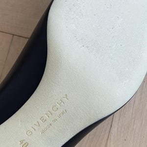 K&ouml;nnte beinhalten: Nahaufnahme der Sohle eines schwarzen Lederschuhs mit wei&szlig;er Sohle. Die Sohle ist mit dem Text "Givenchy" und "Made in Italy" gekennzeichnet. Die Schuhgr&ouml;&szlig;e ist mit "40" gekennzeichnet.