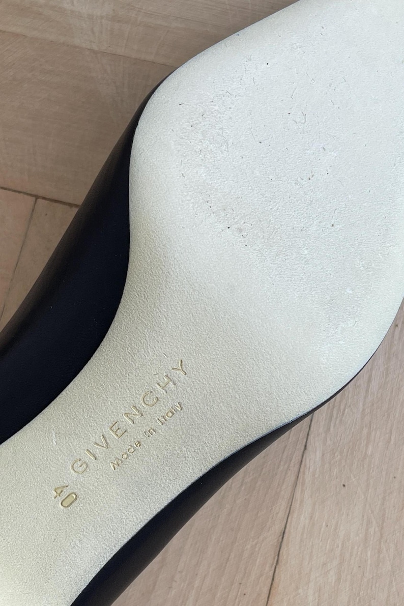 K&ouml;nnte beinhalten: Nahaufnahme der Sohle eines schwarzen Lederschuhs mit wei&szlig;er Sohle. Die Sohle ist mit dem Text "Givenchy" und "Made in Italy" gekennzeichnet. Die Schuhgr&ouml;&szlig;e ist mit "40" gekennzeichnet.