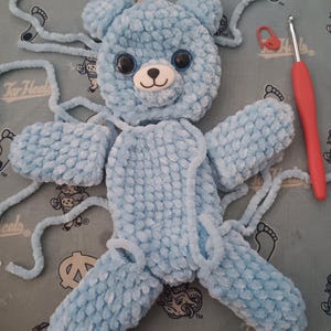 Urso de pelúcia amigurumi chenille feito à mão (várias opções de cores)