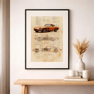 Könnte beinhalten: Gerahmter Druck mit einem orangefarbenen Oldtimer-Sportwagen und seinen technischen Zeichnungen. Das Kunstwerk zeigt das Auto aus verschiedenen Perspektiven, mit detaillierten Schemata auf einem Hintergrund im Vintage-Stil. Der Druck ist in einem schwarzen Rahmen.