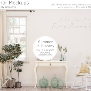 Könnte beinhalten: Ein weißes Interior-Design-Mockup mit einem weißen Schaukelstuhl mit einem karierten Kissen, einer weißen Konsole mit einer Vase mit Grünpflanzen, zwei Glasflaschen und einem Stapel Bücher. Im Vordergrund stehen zwei Zitronenbäume im Topf. Der Text "Summer in Tuscany" befindet sich in einem Kreis an der Wand.