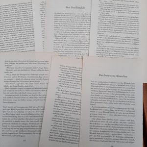 Könnte beinhalten: Nahaufnahme einer Seite aus einem Buch mit dem Titel "Der Duellierclub". Der Text beschreibt eine Szene aus dem Buch, in der sich Harry Potter von einer Verletzung erholt und begierig darauf ist, zum Quidditch zurückzukehren.