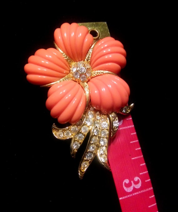 Nolan Miller Lucite coral flower brooch - image 5
