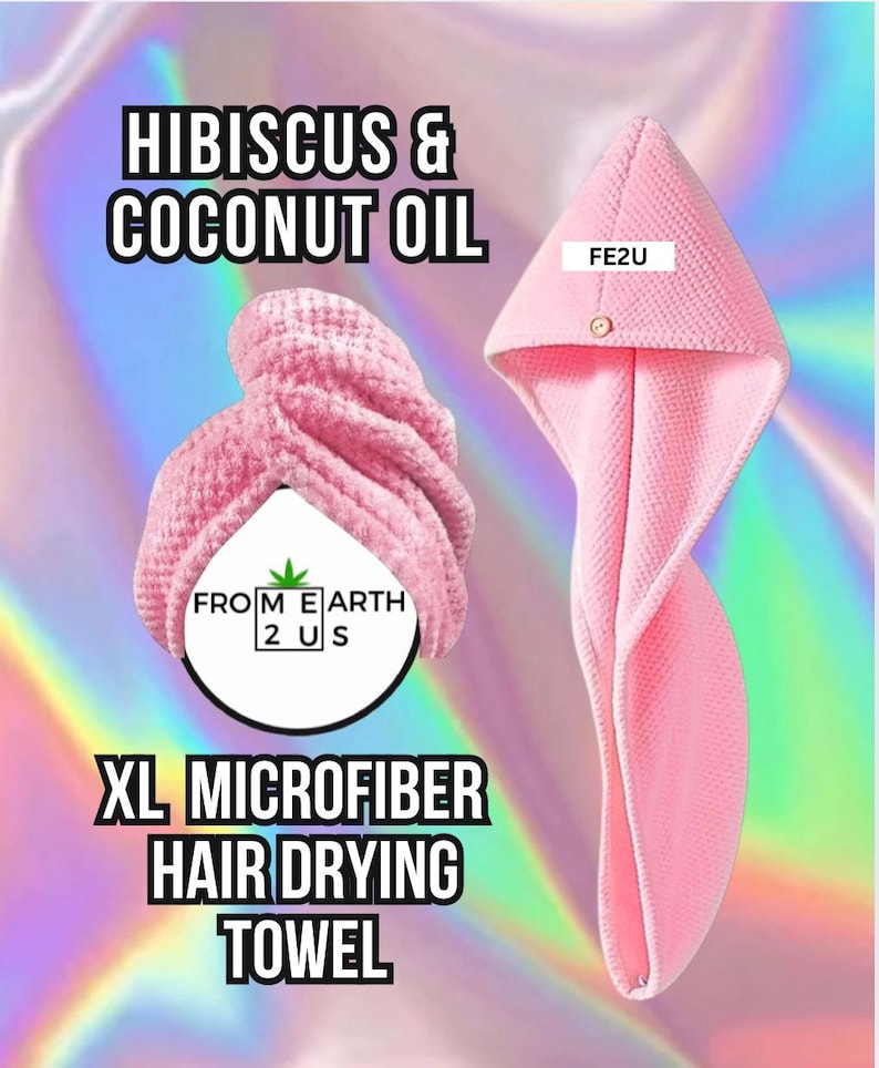 Puede incluir: Toalla de secado de cabello de microfibra rosa con capucha. La toalla tiene el texto "FE2U" y "FROM EARTH 2 US" impreso en ella. La toalla est&aacute; etiquetada como "XL Microfiber Hair Drying Towel".