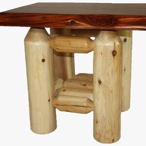Peut inclure: Une table d'appoint carrée dotée d'un plateau en bois poli brun foncé avec un bord naturel. La base est composée de quatre pieds cylindriques épais en bois clair, reliés par des supports horizontaux formant une étagère inférieure.
